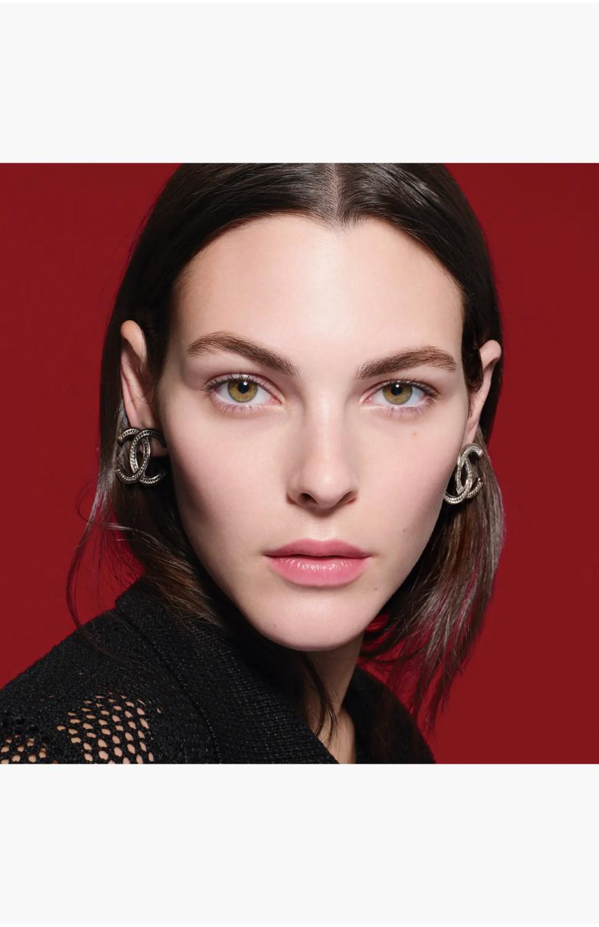 N°1 DE CHANEL REVITALIZING SERUM Smoothes - Illuminates - Targets Signs of Aging unbox