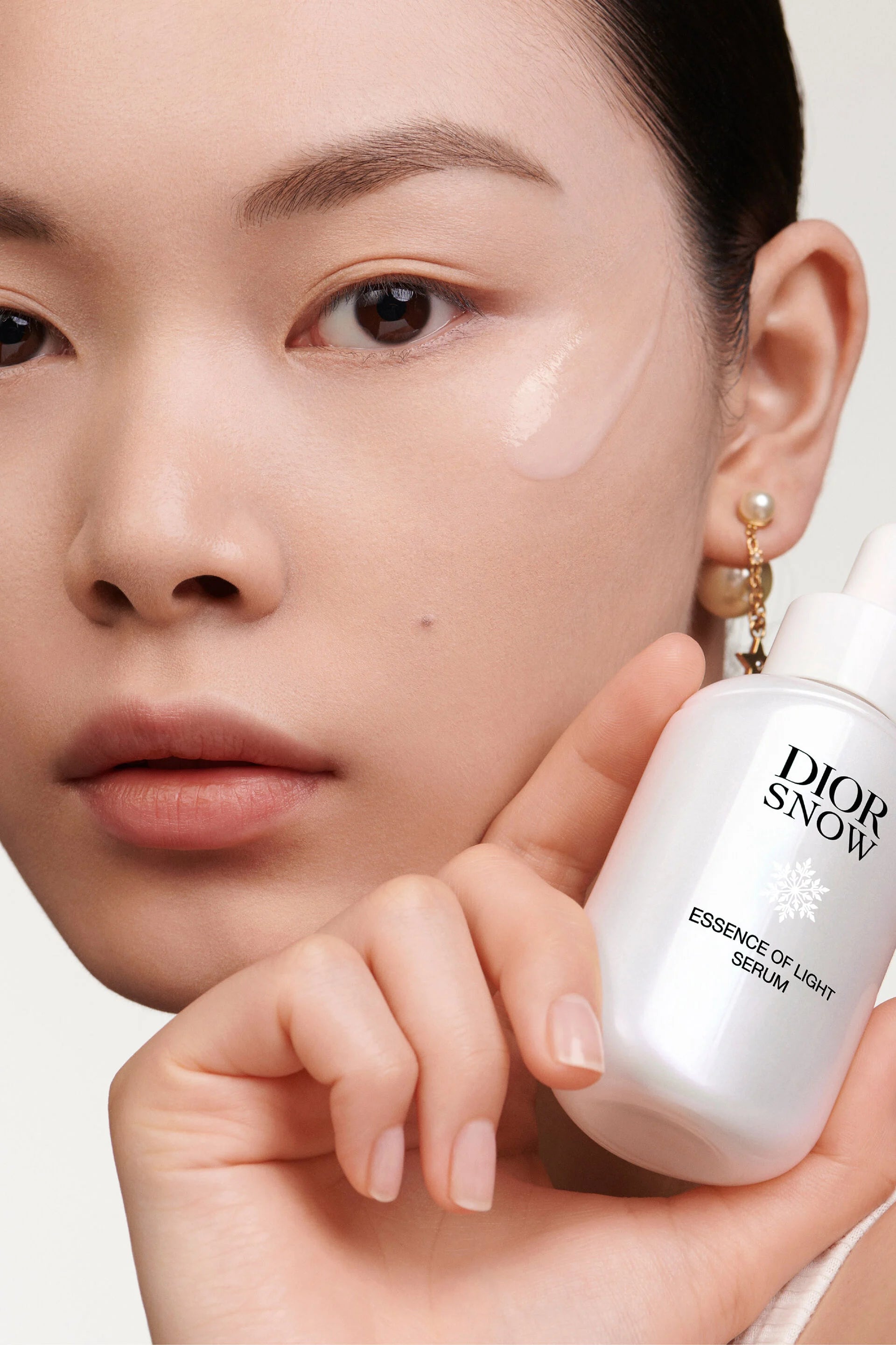 Dior Snow Essence of Light Serum